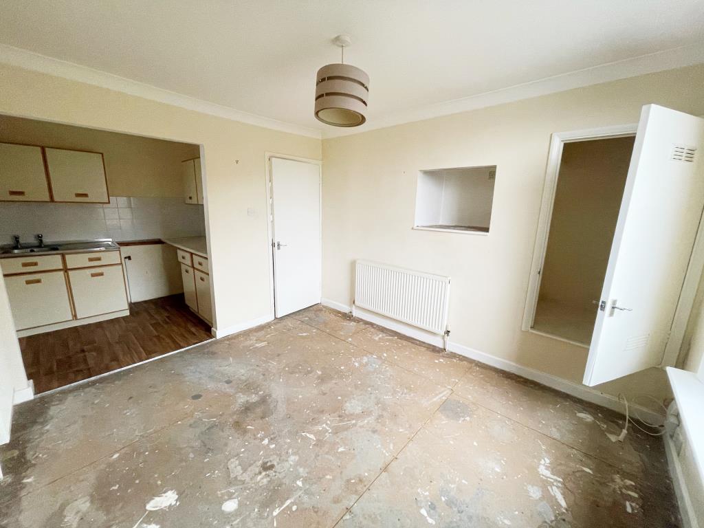 Lot: 128 - FREEHOLD BLOCK OF TWO FLATS - Living Room
